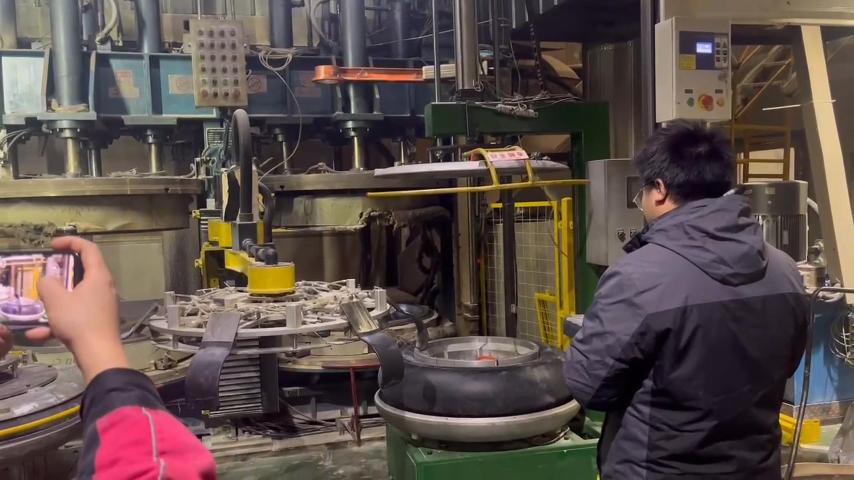轮胎上下料机器人应用